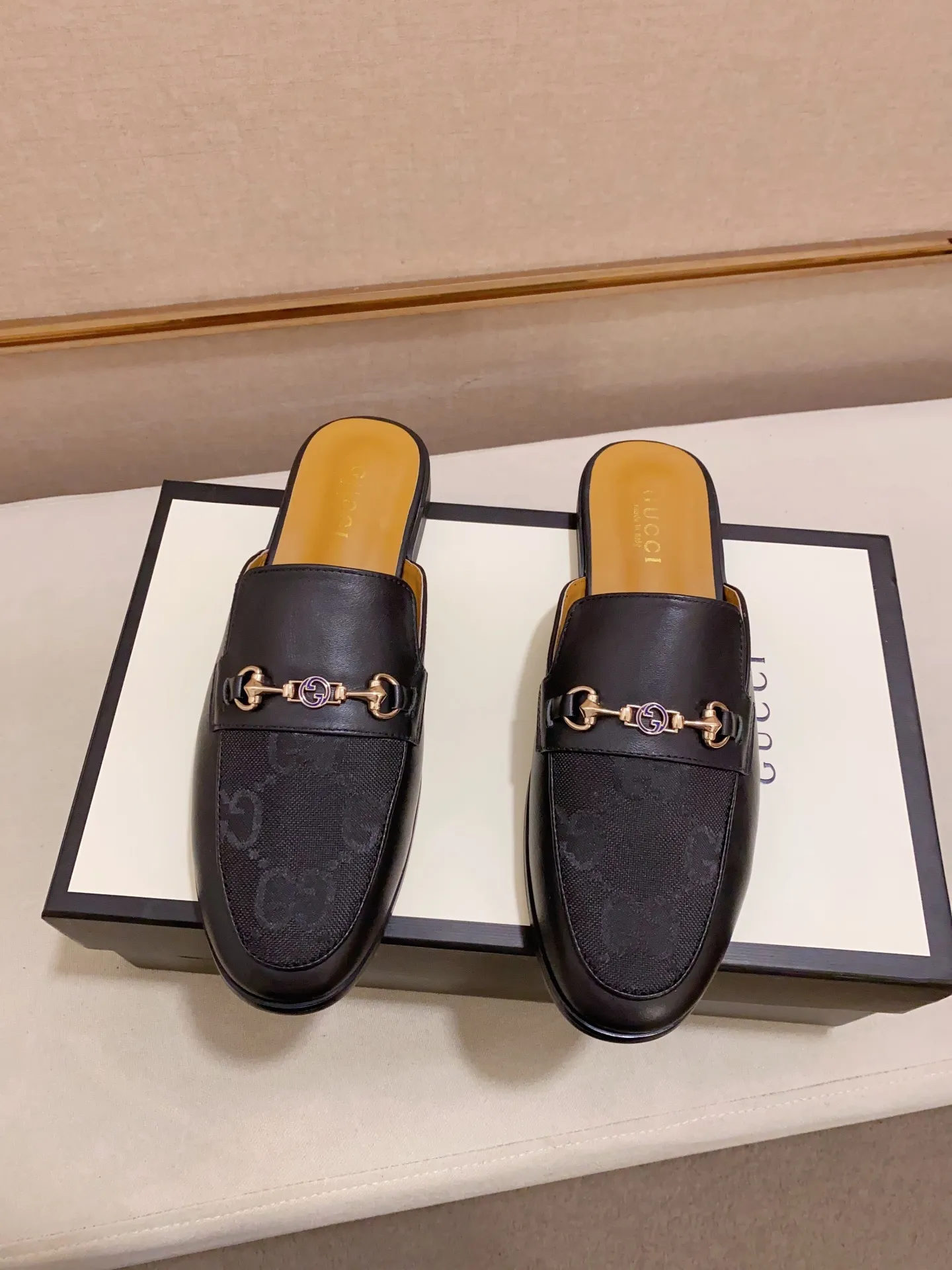 Men's shoes 💰: 380💰 (Gucci). The latest trendy shoes, casual Baotou mops, popular in physical stores, sizes 38-44. New and comfortable, imported custom-made original cowhide, with unique sequin element design. With sheepskin lining, original bottom, high-end packaging and high quality💪Details determine the quality, you can enter and leave the counter at will, welcome to compare!